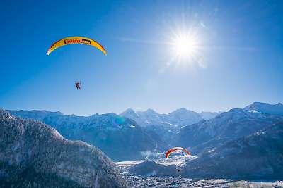 /site/assets/files/1043/paragliding-winter-interlaken-mike-kaufmann-06805.jpg